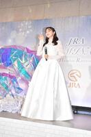 　観客に手を振る森香澄