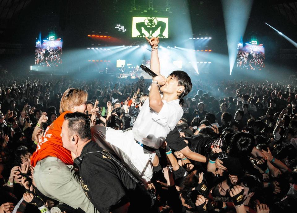　横浜アリーナ公演を行ったＵＶＥＲｗｏｒｌｄのＴＡＫＵＹＡ∞（Ｓｈｉｎｓｕｋｅ　Ｔａｎｏｇｕｃｈｉ撮影）