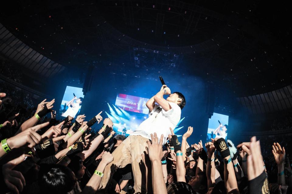 　横浜アリーナ公演を行ったＵＶＥＲｗｏｒｌｄのＴＡＫＵＹＡ∞（Ｓｈｉｎｓｕｋｅ　Ｔａｎｏｇｕｃｈｉ撮影）
