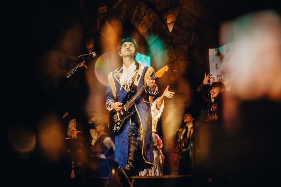 　ステージでパフォーマンスする若井滉斗　（撮影・Ｊｏｒｄａｎ　Ｍｕｎｎｓ）