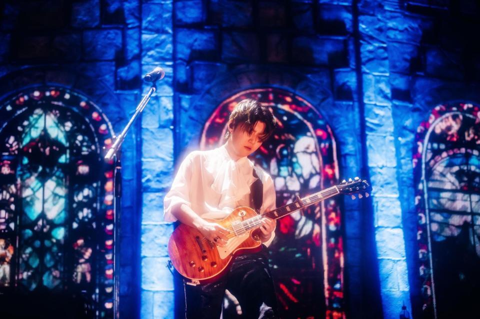 　ステージでギターをつま弾く若井滉斗（撮影・Ｊｏｒｄａｎ　Ｍｕｎｎｓ）