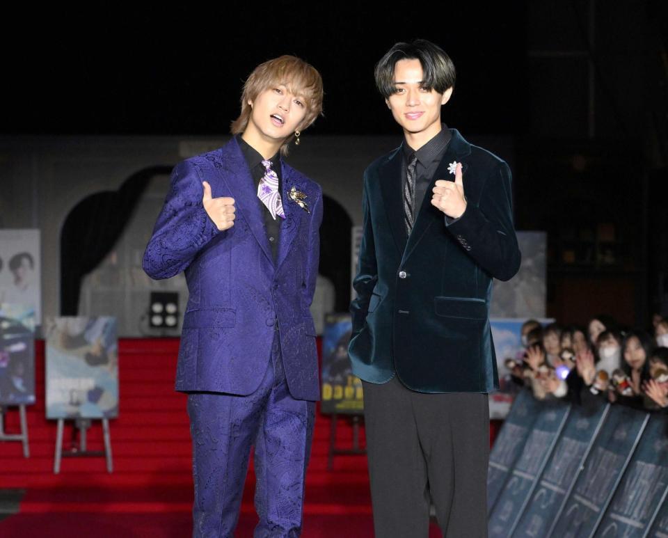 　新宿の真ん中でレッドカーペットイベントを開いたＫｉｎｇ＆Ｐｒｉｎｃｅの高橋海人（左）と永瀬廉（撮影・伊藤笙子）