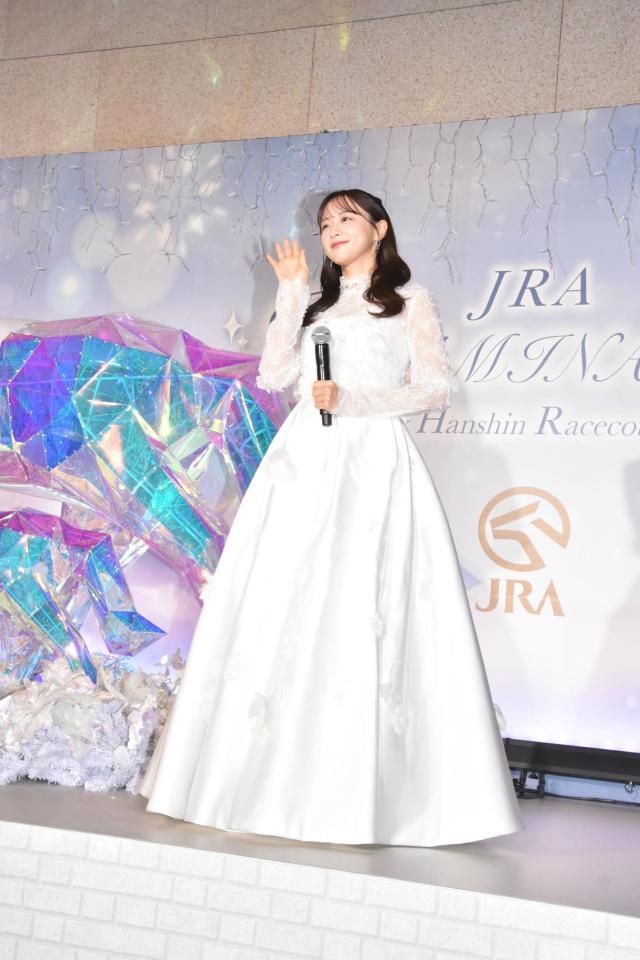 　観客に手を振る森香澄