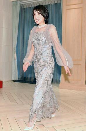 　エレガントな衣装で登場した奥菜恵（撮影・開出牧）