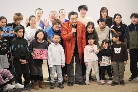 　参加者らと変顔で撮影に応じたコロッケ（中央）