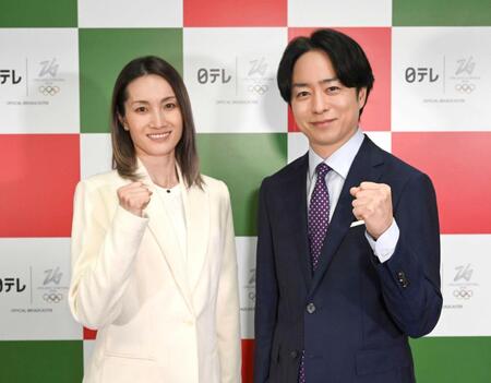 　メインキャスターの荒川静香さん（左）とスペシャルキャスターの櫻井翔