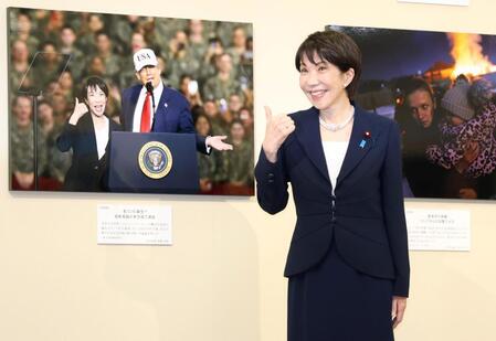 　トランプ米大統領と一緒に写った写真パネルと同じポーズをとる高市早苗首相（撮影・棚橋慶太）