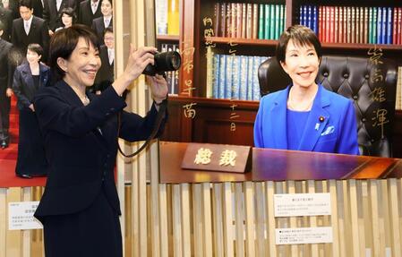 　カメラで報道陣を撮影する高市早苗首相（撮影・棚橋慶太）