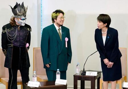 　コンテンツ産業関係者との意見交換会に臨む高市首相（右）。中央はこっちのけんとさん