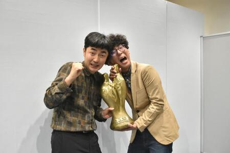 　大阪へ凱旋したたくろうの赤木裕（左）ときむらバンド