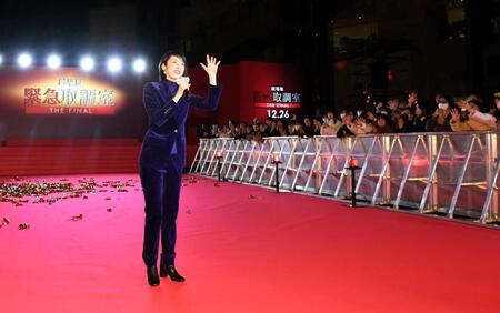 　手を振りながら会場を後にする天海祐希（撮影・佐藤厚）