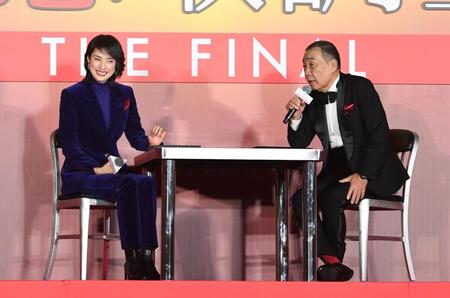 　でんでん（右）から「取調」を受ける天海祐希（撮影・佐藤厚）