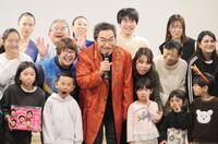 　参加者らと変顔をするコロッケ（中央）