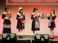 　「怪忌蝶寫眞集　Ｍａｚｅ　ＥＰ．０」の発売記念イベントでお気に入りカットを披露するファントムシータの（左から）美雨、百花、凛花、もな