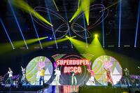 　ファンの歓声を浴びるＦＡＮＴＡＳＴＩＣＳの（左から）世界、木村慧人、澤本夏輝、八木勇征、中島颯太、瀬口黎弥、佐藤大樹、堀夏喜 