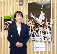 　藤川監督の胴上げの写真パネルの前で笑顔を見せる高市早苗首相（撮影・棚橋慶太）