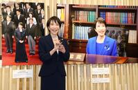 　自身の写真パネルに「崇高雄渾」と記した高市早苗首相（撮影・棚橋慶太）