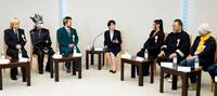 　コンテンツ産業関係者との意見交換会であいさつする高市首相（中央）。左から３人目はこっちのけんとさん、（右から）押井守さん、村上隆さん