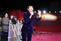 　手を振りながら会場を後にする天海祐希（撮影・佐藤厚）