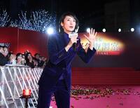 　手を振りながら会場を後にする天海祐希（撮影・佐藤厚）