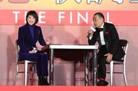 　でんでん（右）から「取調」を受ける天海祐希（撮影・佐藤厚）