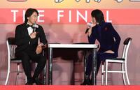 　強い目力で佐々木蔵之介（左）を「取調」する天海祐希（撮影・佐藤厚）