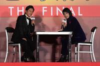 　石丸幹二（左）を「取調」する天海祐希（撮影・佐藤厚）