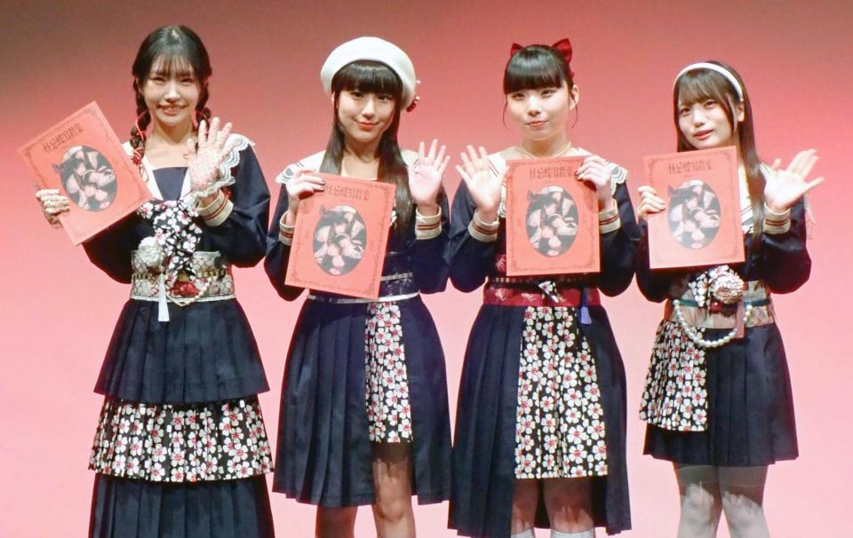 　「怪忌蝶寫眞集　Ｍａｚｅ　ＥＰ．０」の発売記念イベントを行ったファントムシータの（左から）美雨、百花、凛花、もな