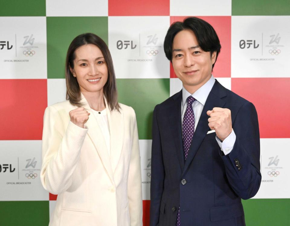 　メインキャスターの荒川静香さん（左）とスペシャルキャスターの櫻井翔