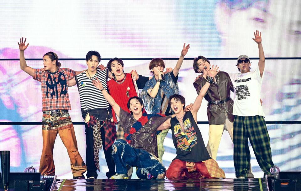 　会場を盛り上げるＦＡＮＴＡＳＴＩＣＳの（前列左から）澤本夏輝、佐藤大樹、（後列同）瀬口黎弥、堀夏喜、木村慧人、中島颯太、八木勇征、世界