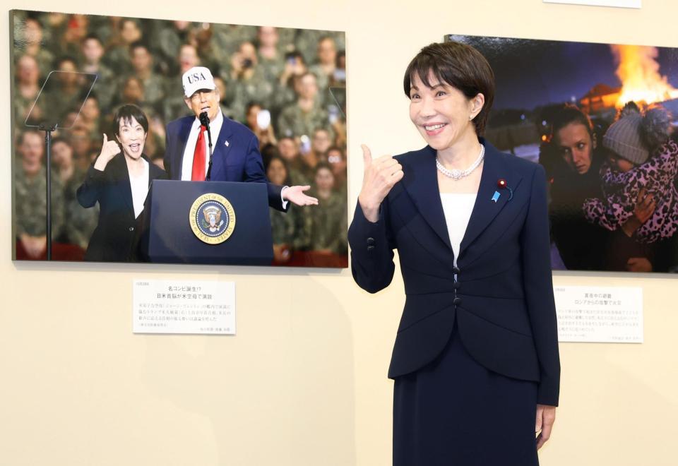 　トランプ米大統領と一緒に写った写真パネルと同じポーズをとる高市早苗首相（撮影・棚橋慶太）