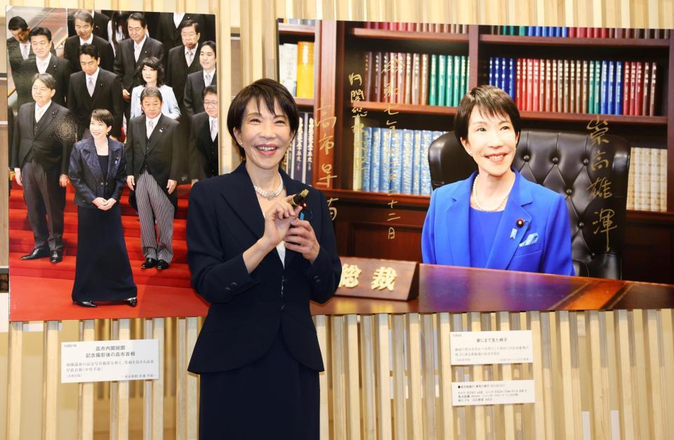 　自身の写真パネルに「崇高雄渾」と記した高市早苗首相（撮影・棚橋慶太）