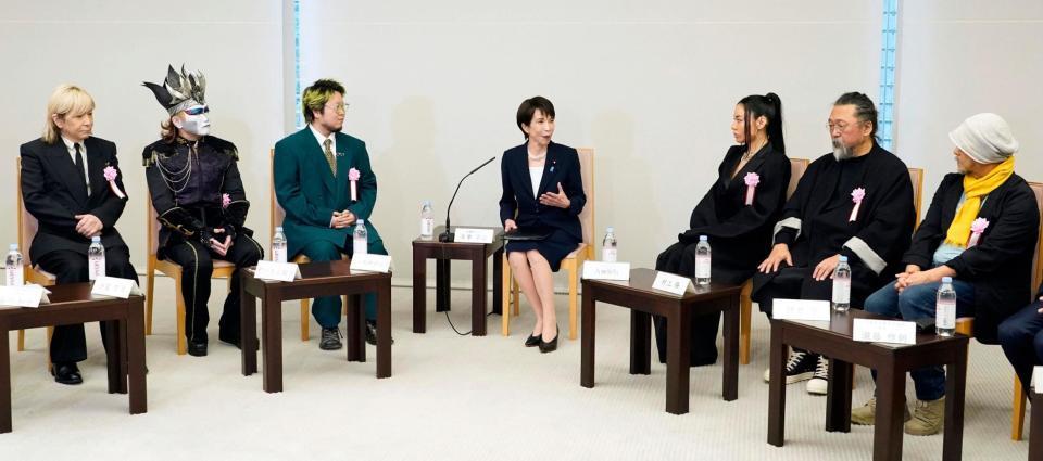 　コンテンツ産業関係者との意見交換会であいさつする高市首相（中央）。左から３人目はこっちのけんとさん、（右から）押井守さん、村上隆さん