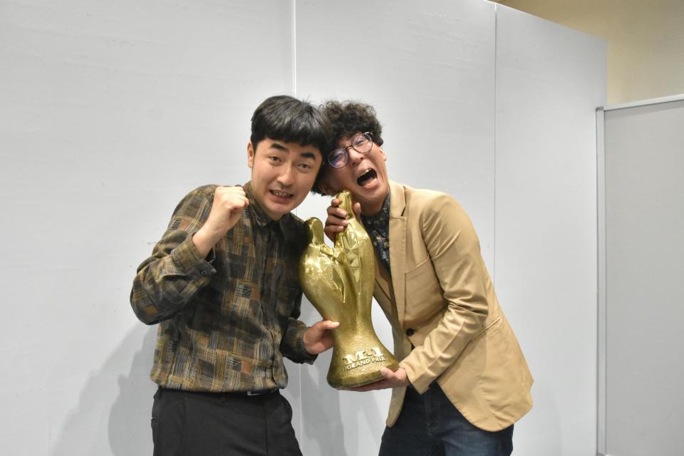 　大阪へ凱旋したたくろうの赤木裕（左）ときむらバンド