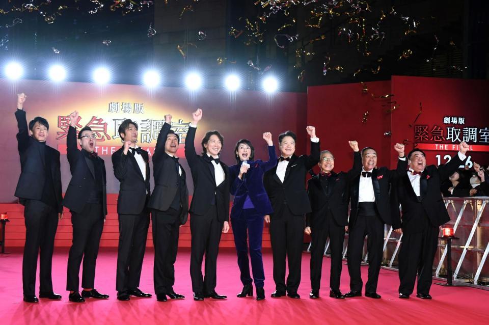 　天海祐希（中央）のかけ声で映画をＰＲする（左から）大倉孝二、鈴木浩介、速水もこみち、石丸幹二、佐々木蔵之介、天海祐希、田中哲司、小日向文世、でんでん、塚地武雅（撮影・佐藤厚）