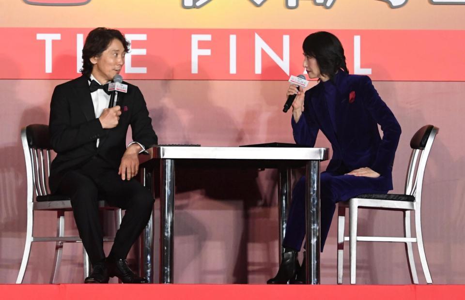 　強い目力で佐々木蔵之介（左）を「取調」する天海祐希（撮影・佐藤厚）