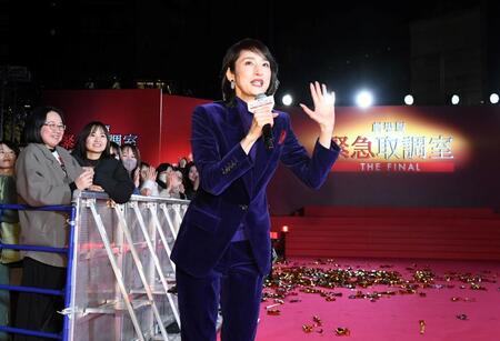 　手を振りながら会場を後にする天海祐希（撮影・佐藤厚）