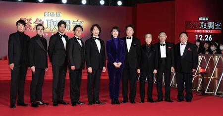 　映画をＰＲする（左から）大倉孝二、鈴木浩介、速水もこみち、石丸幹二、佐々木蔵之介、天海祐希、田中哲司、小日向文世、でんでん、塚地武雅（撮影・佐藤厚）