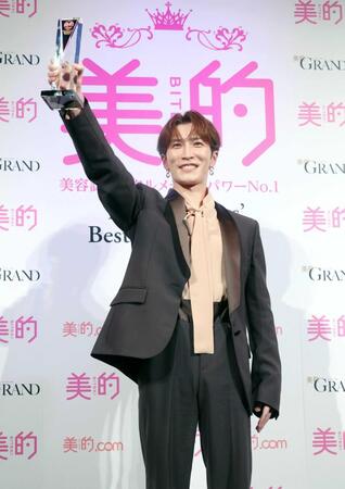 　笑顔でトロフィーを掲げる渡辺翔太（撮影・金田祐二）