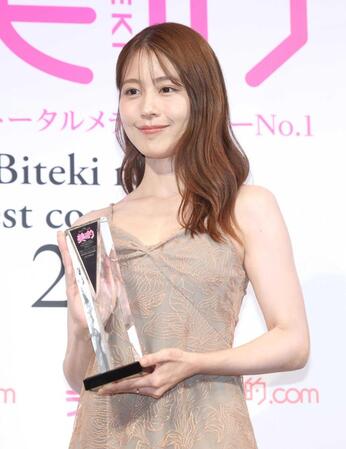 　受賞に笑顔の有村架純（撮影・金田祐二）