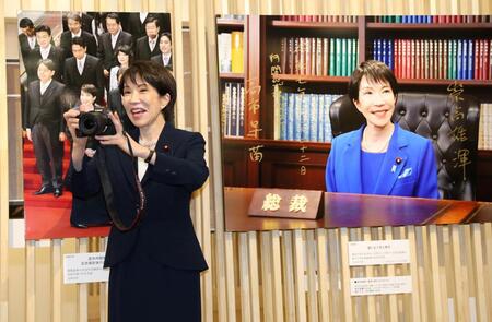 　カメラで報道陣を撮影する高市早苗首相（撮影・棚橋慶太）