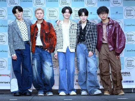 　Ｈｏｒｉｐｒｏ　Ｖｏｃａｌ　Ｓｃｏｕｔ　Ｃａｒａｖａｎでデビューの決まった（左から）高橋理央、ｋｉｉｃｈｉ、小林真央哉、岩坪優真、黒澤洵太（撮影・持木克友）