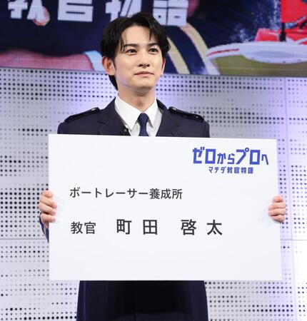 　“教官就任”の名刺を披露する町田啓太（撮影・金田祐二）