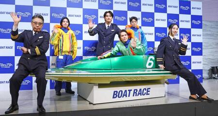 　ボートを囲み手を振る（左から）生瀬勝久、安斉星来、町田啓太、細田佳央太、吉田晴登、ファーストサマーウイカ（撮影・金田祐二）