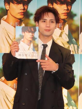 　初写真集の発売記念イベントを行った神谷健太＝東京・渋谷