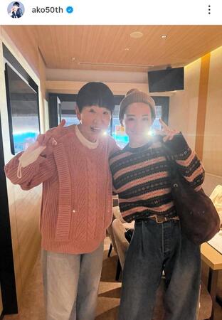 ミセス東京ドーム公演で綾瀬はるか（右）と。和田アキ子のインスタグラム＠ａｋｏ５０ｔｈより 