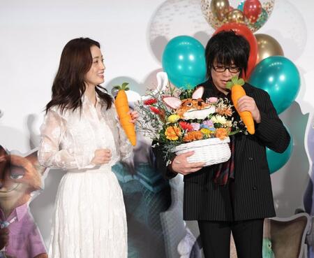 　森川智之（右）に花を手渡す上戸彩（撮影・西岡正）