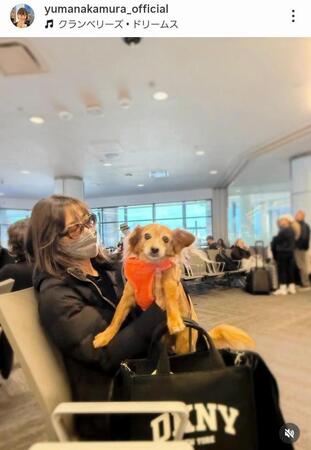 　ハワイに向かう中村由真。インスタグラム＠ｙｕｍａｎａｋａｍｕｒａ＿ｏｆｆｉｃｉａｌ（１２月１９日付）より