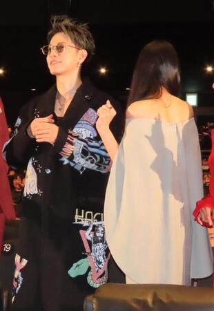 　舞台あいさつに出席した（左から）佐藤健、武井咲