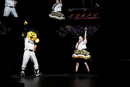 　トラッキー（左）とともに卒コンをスタートさせたＮＭＢ４８・川上千尋　©ＮＭＢ４８